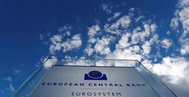 El logo del BCE a la entrada de su sede en Fráncfort. REUTERS/Kai Pfaffenbach