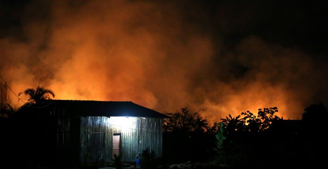 Un incendio arrasa un tramo de selva amazónica cerca de Porto Velho, Brasil.- REUTERS / Bruno Kelly