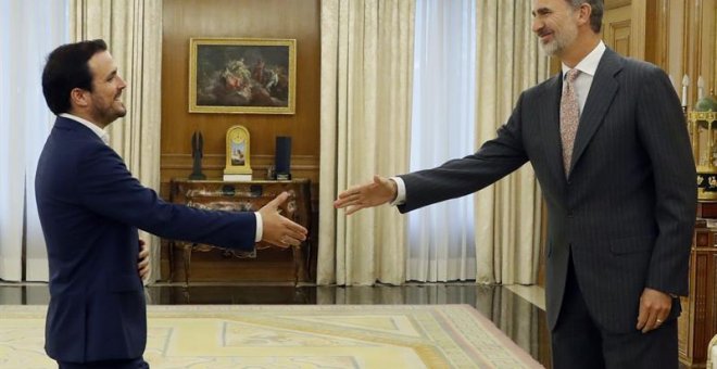 El rey Felipe VI saluda al líder de Izquierda Unida y diputado de Unidas Podemos, Alberto Garzón, en el Palacio de la Zarzuela. EFE/Ballesteros POOL