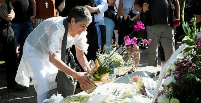 La hija de Ascensión Mendieta, uno de los iconos de la recuperación de la Memoria Histórica en España, que a los 88 años voló a Buenos Aires para lograr apoyo legal argentino en la búsqueda de los restos de su padre, coloca flores en la lápida durante su