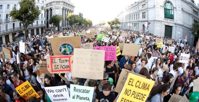 Instantánea en la que se pueden apreciar las miles de personas que han salido a la calle para protestar por la emergencia climática | EFE / JuanJo Martín