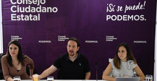 El secretario general de Podemos, Pablo Iglesias, la portavoz parlamentaria, Irene Montero (i), y la portavoz del partido, Noelia Vera, durante la reunión, este sábado en Madrid, del máximo órgano de dirección de los morados, el Consejo Ciudadano, para ab