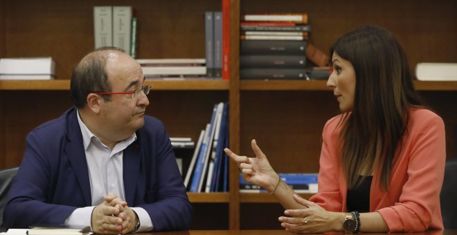 El líder de los socialistas catalanes, Miquel Iceta y la jefa de la oposición en el Parlament, Lorena Roldán. EFE