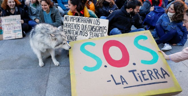 Manifestantes de Fridays For Future en una concentración frente al Congreso de los Diputados en Madrid./ REUTERS