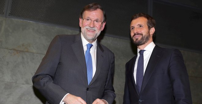 El expresidente del gobierno Mariano Rajoy (i) junto al líder del PP, Pablo Casado, durante la presentación del libro 'Una España mejor', de Mariano Rajoy en la Fundación Rafael del Pino (Madrid). EFE/JuanJo Martín