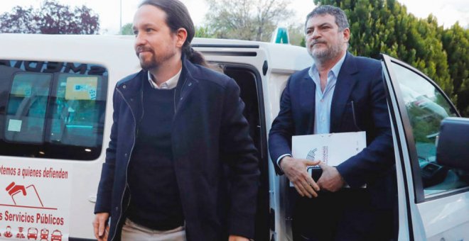 Pablo Iglesias junto a su jefe de Gabinete, Pablo Gentili. / EFE