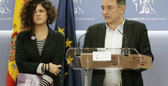 Los diputados Enrique Santiago y Sofía Castañón en rueda de prensa para presentar la denuncia ante la Fiscalía por la distribución de los audios de la víctima de la violación en la Arandina. / EFE.