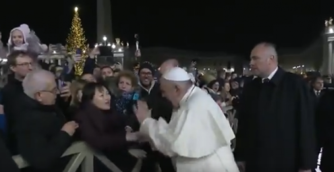 El papa da un manotazo a una mujer que le agarró del brazo. / CAPTURA TWITTER