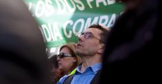 Juan Carlos Monedero observa a sus compañeros de partido durante el mitin tras la Marcha del Cambio. - JAIRO VARGAS