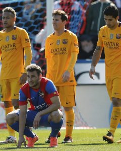 El delantero uruguayo del FC Barcelona Luis Suárez celebra junto a sus compañeros Lionel Messi y Neymar jr. el gol macado al Levante.- EFE
