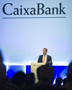 El consejero delegado de CaixaBank, Gonzalo Gortázar, durante la celebración de la junta general ordinaria de accionistas de la entidad. EFE/Marta Pérez