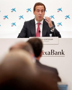 El consejero delegado de CaixaBank, Gonzalo Gortázar, presenta en València, donde desde hace un año la entidad tiene su sede social, los resultados de los nueve primeros meses de 2018. EFE/Manuel Bruque