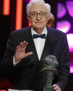 El actor, productor y director Mariano Ozores recibe el Goya de Honor durante la ceremonia de la 30 edición de los Premios Goya, que entrega la Academia de Cine, celebrada esta noche en el Hotel Auditorium de Madrid. EFE