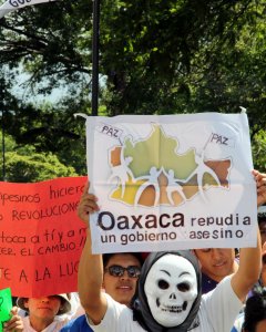 Estudiantes y activistas denuncian la represión del Gobierno mexicano contra las protestas de la reforma educativa. REUTERS