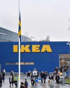 Una bandera sueca a media asta en el exterior de una tienda de Ikea en Estocolmo. REUTERS