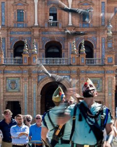 Unos legionarios muestran unos ejercicios con fusiles durante la Exposición Estática de Material de las Fuerzas Armadas (FAS) en el Parque de María Luisa de Sevilla. EFE