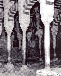Imagen histórica de los años 30 del siglo XX, de la excavación del arquitecto Félix Hernández del subsuelo de la Mezquita de Córdoba para buscar la iglesia de San Vicente.