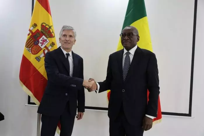 España impone el visado de tránsito a los senegaleses para evitar que pidan asilo durante sus escalas en Barajas
