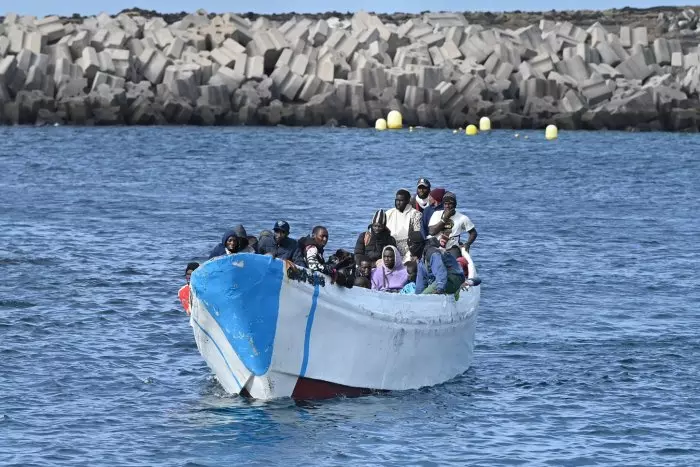 La llegada de cayucos a Canarias mantiene su intensidad con 900 rescatados durante el fin de semana