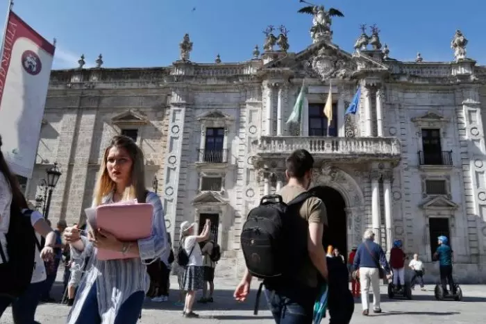 La Universidad de Sevilla prohíbe al profesor expedientado por sexualizar alumnas acceder al departamento