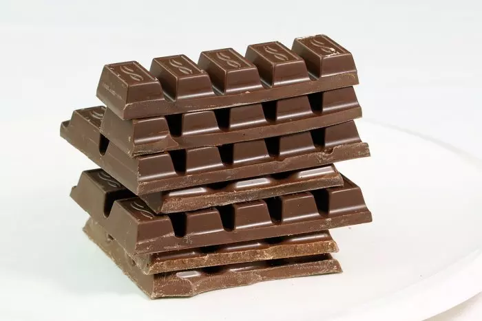 Mercadona retira un lote de chocolate negro con almendras por la presencia de restos de plástico