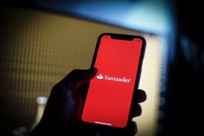 Banco Santander alerta de un ciberataque que afecta a clientes españoles y a sus trabajadores