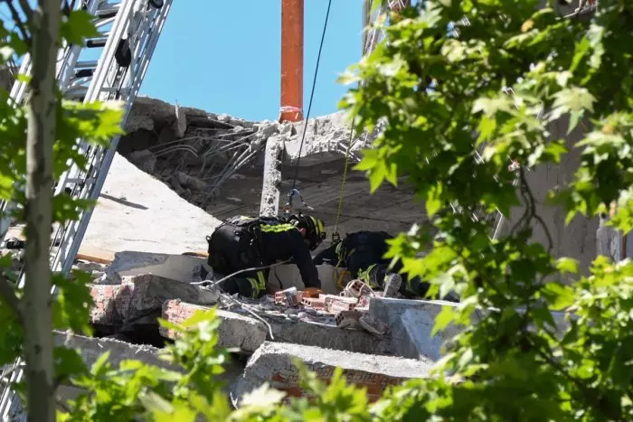 Los bomberos hallan los cadáveres de los dos trabajadores sepultados en las obras de un edificio de Madrid