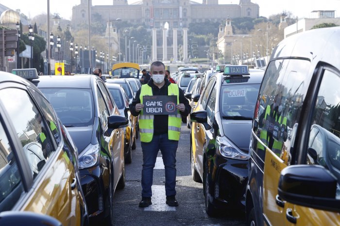 Centenares de taxis protestan en Barcelona contra el regreso de Uber