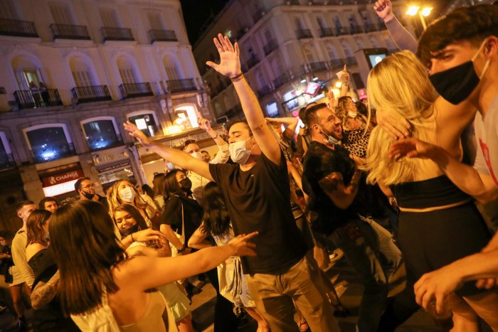 Pocas mascarillas y muchos macrobotellones: las fotos de las aglomeraciones en España tras el fin del estado de alarma
