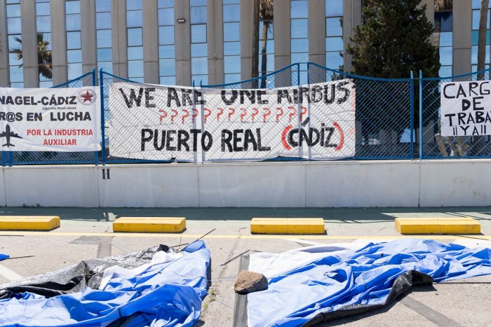 Tiendas de campaña y mucho desasosiego: la sombra del cierre planea sobre la factoría de Airbus en Puerto Real