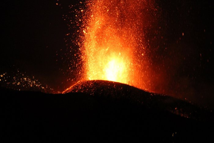Tercera noche escupiendo magma: las imágenes del potente volcán de La Palma