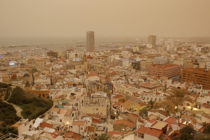 'Lluvia de sangre' en España: las imágenes de la calima