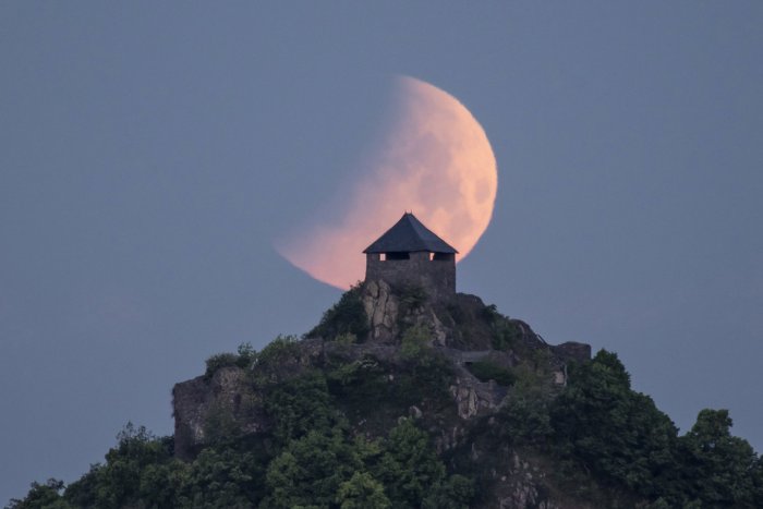 La 'luna de sangre' preside el cielo de mayo y se deja ver en distintas partes del mundo