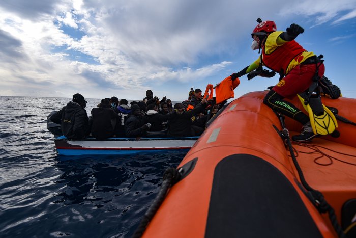 Mueren 61 migrantes tras naufragar un barco frente a las costas de Libia
