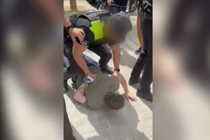 Denuncian brutalidad policial en la detención de dos personas en Mataró por un coche mal aparcado