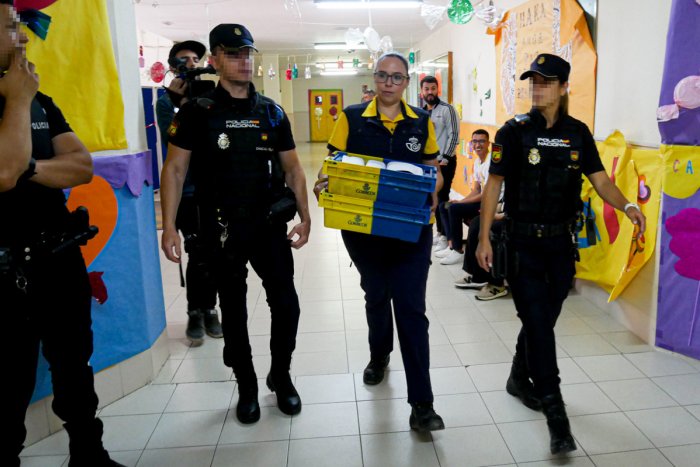 La Policía registra la sede de la presidencia de Melilla por la trama de compra de votos por correo en el 28M
