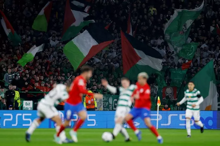 Multan al Celtic por exhibir banderas palestinas en un partido de la Champions League