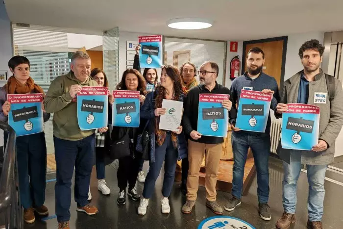 Maestros y sindicalistas gallegos se encierran en la Xunta para protestar contra la política educativa del PP
