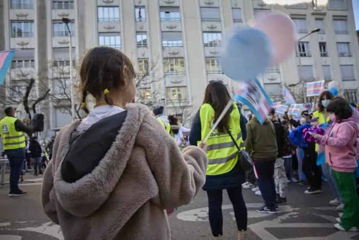 Inglaterra crea una guía para escuelas que marginaría a los menores trans