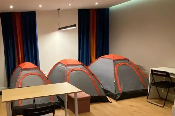 Airbnb ofrece dormir en tiendas de campaña en la sala de estar de un piso de Londres por 80 euros la noche