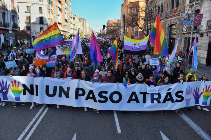 Andalucía ignora a los menores trans y dice en una guía para padres que "los niños tienen pene y las niñas tienen vulva"​