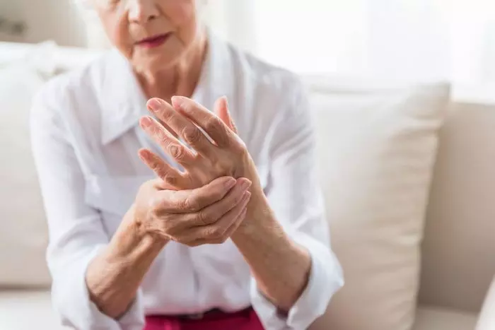 Por qué las mujeres tienen más riesgo de padecer lupus, artritis o esclerosis múltiple