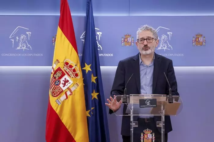 Sumar presiona al PSOE para acabar con la "transferencia" de dinero público a los bancos