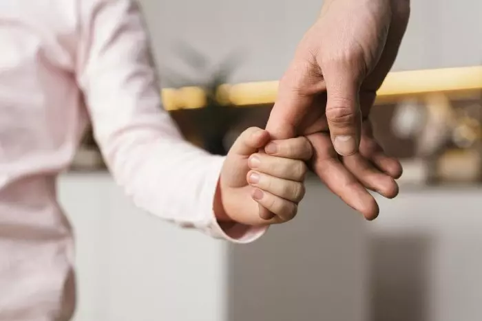 Cada vez más hombres piden el permiso de paternidad, pero sin dejar de ejercer un rol secundario