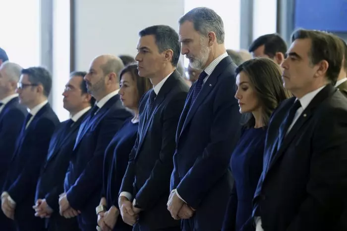 Sánchez reivindica a las víctimas del 11M mientras la AVT, en presencia de Feijóo, acusa al Gobierno de olvidarse de ellas