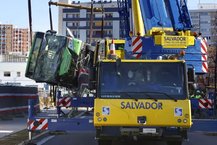Al menos 14 heridos al caer un autobús en unas obras en Esplugues, Barcelona