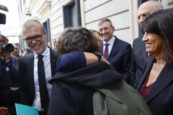 Un abrazo de Junts y ERC, pistoletazo de salida para la campaña catalana