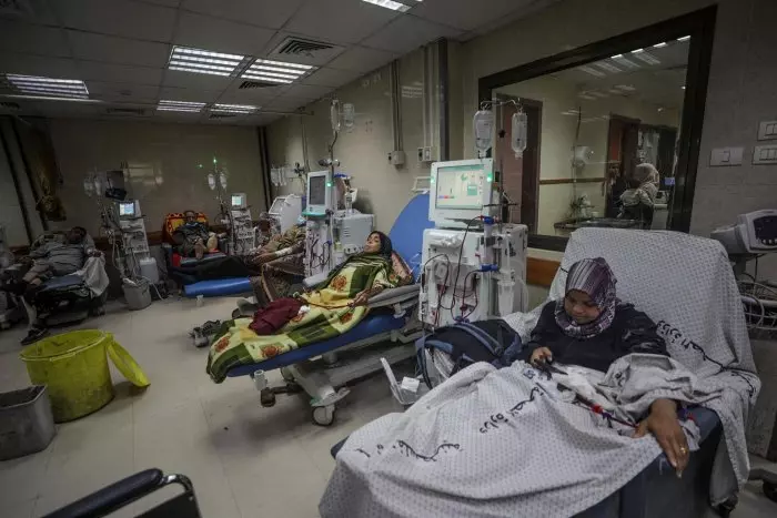 Israel asedia el hospital más grande de Gaza y enturbia las conversaciones en Catar para tratar de pactar una tregua
