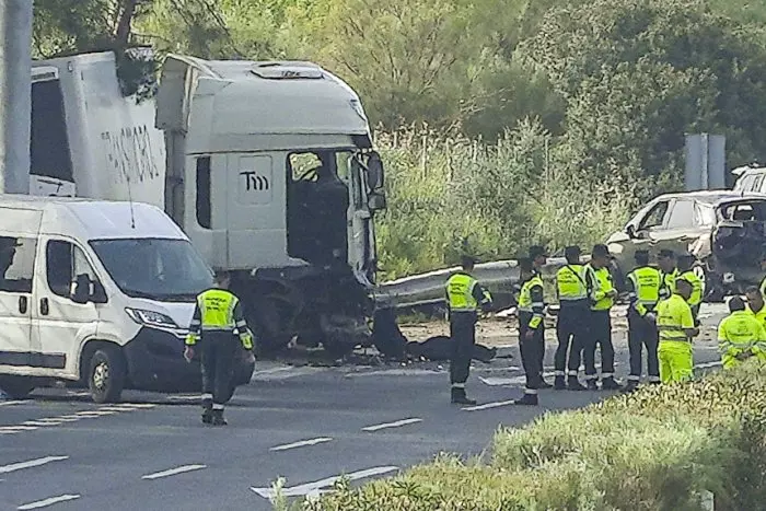 Seis muertos, dos de ellos guardias civiles, al ser arrollados por un camión que se saltó un control de tráfico en Sevilla