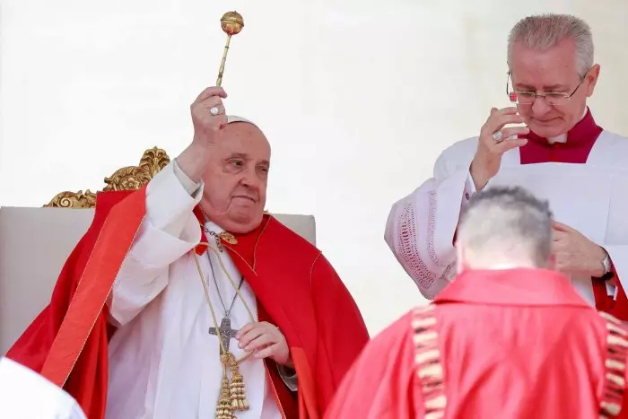 El papa sorprende a los fieles y no lee la homilía en la misa del Domingo de Ramos